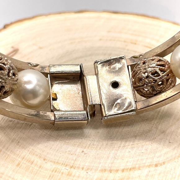 Vintage Unsigned Gold Tone Filigree Faux Pearl Bead Hinged Bangle Bracelet - Picture 9 of 12